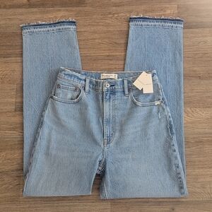 NWT Abercrombie & Fitch 90s Straight High Rise Jeans Light Wash Size 28 6 Reg